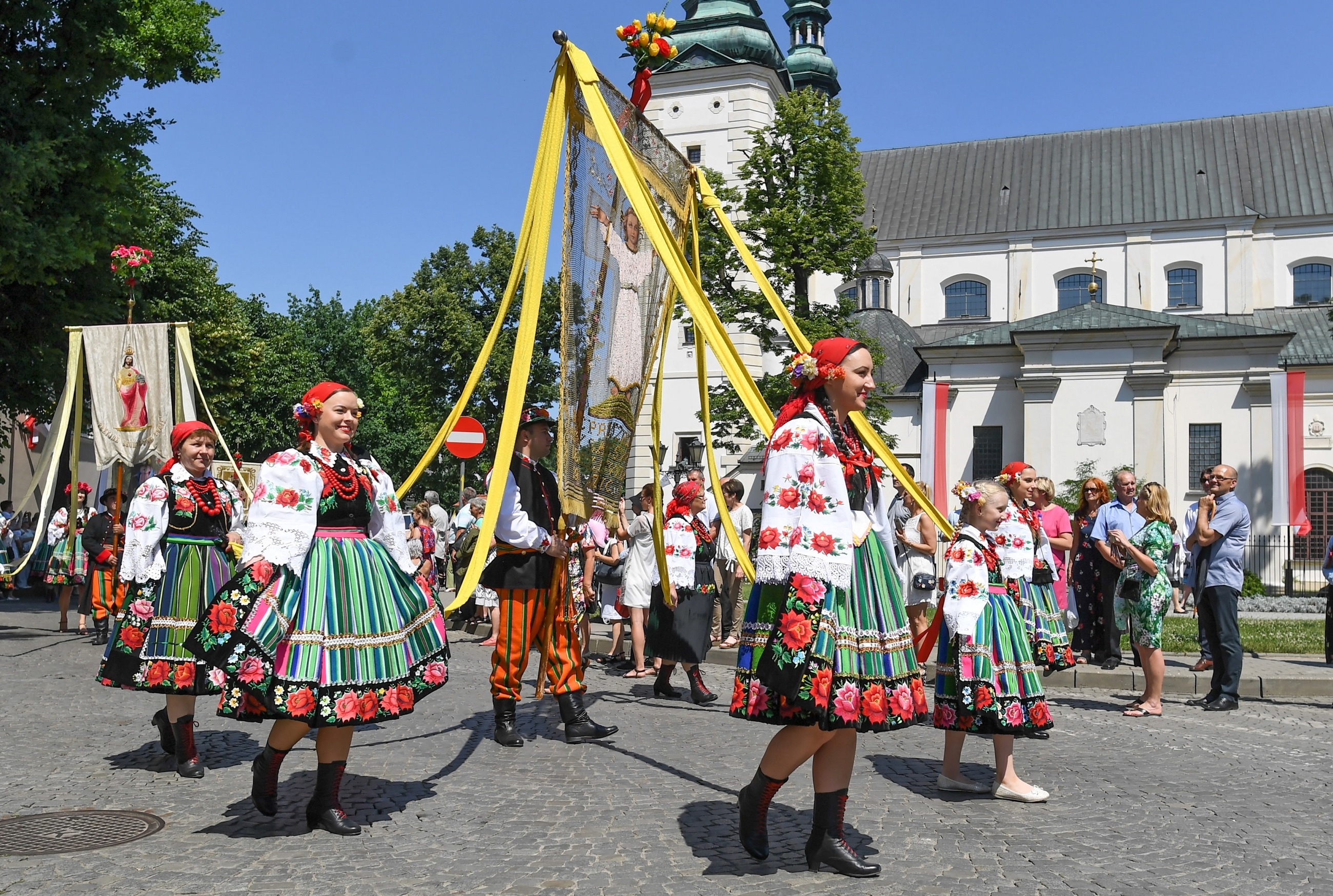 Procesja Bożego Ciała w Łowiczu, 31 bm. W całym kraju trwają uroczystości święta Bożego Ciała - jednego z najważniejszych świąt w Kościele katolickim