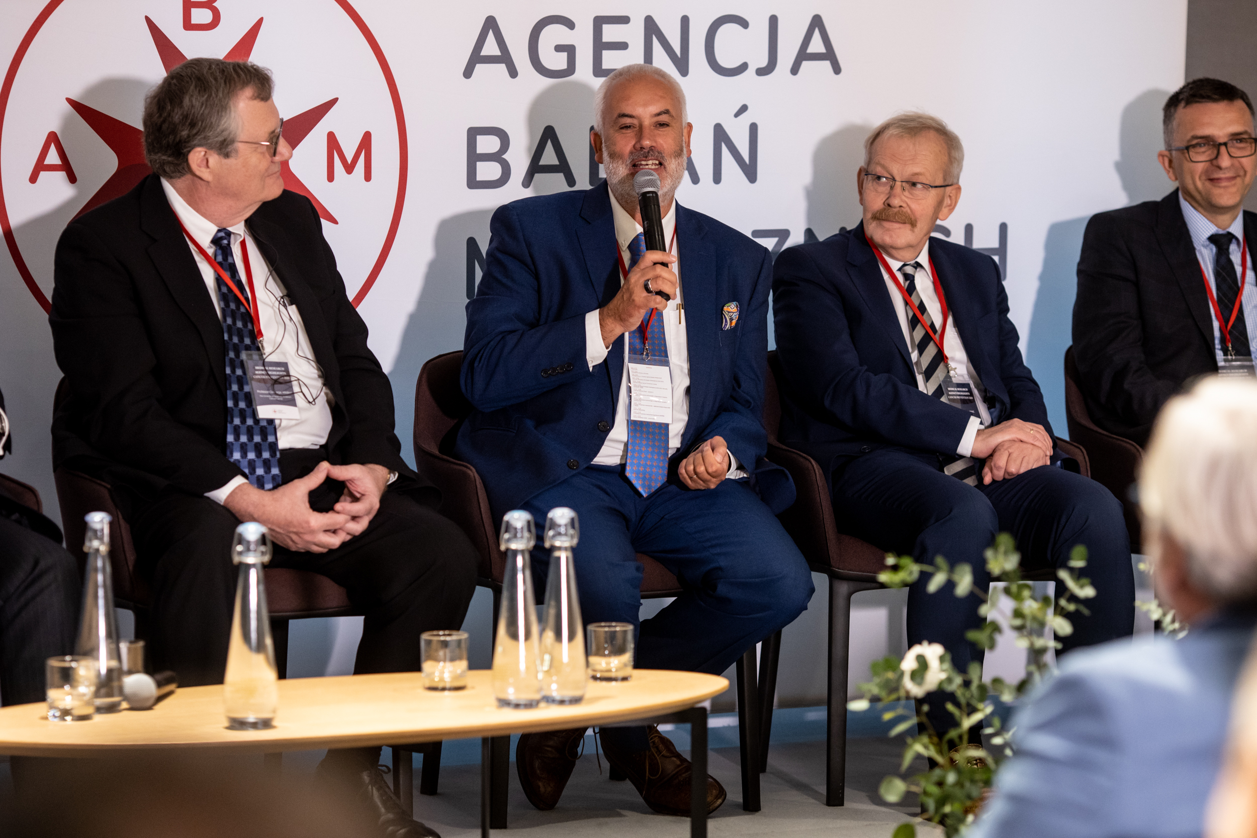 Prof. Piotr Czauderna w trakcie debaty na temat ABM