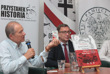Prof. Nikołaj Iwanow i prezes IPN dr Jarosław Szarek podczas prezentacji albumu "Zginęli, bo byli Polakami"