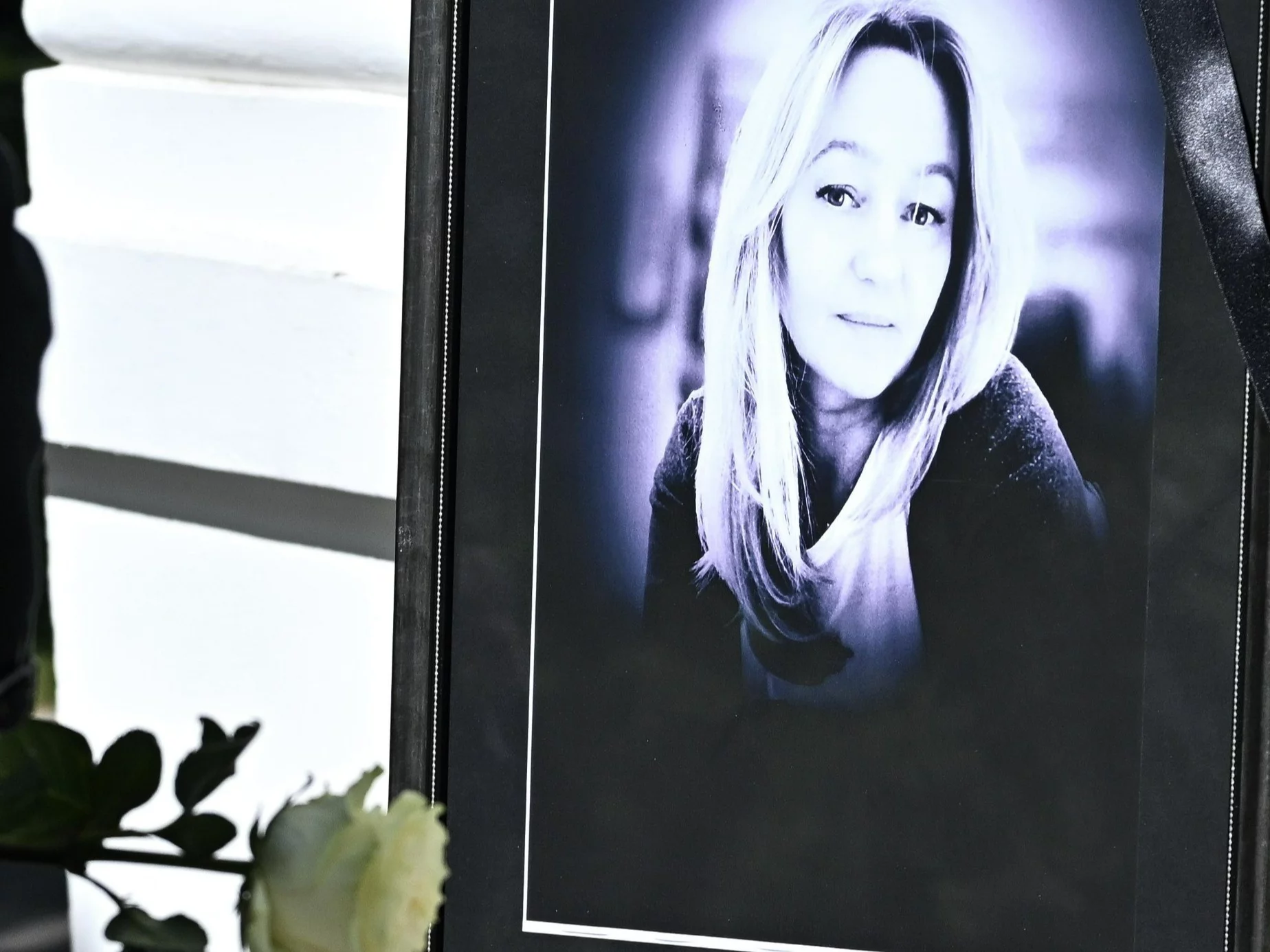 Znicze i kwiaty na terenie Kampusu Głównego UW w Warszawie