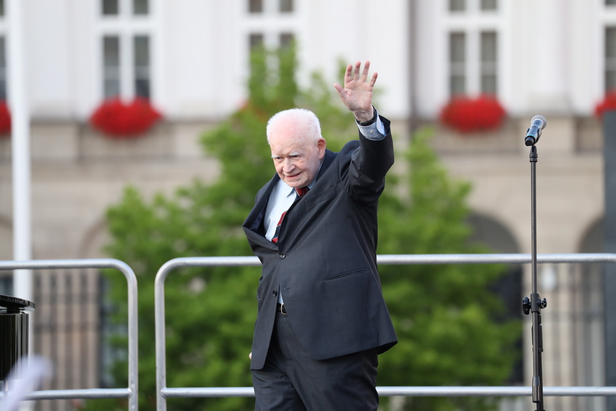 Były pierwszy prezes Sądu Najwyższego i były przewodniczący Trybunału Stanu Adam Strzembosz podczas manifestacji. „Protest przeciwko zamachowi PiS na sądy”