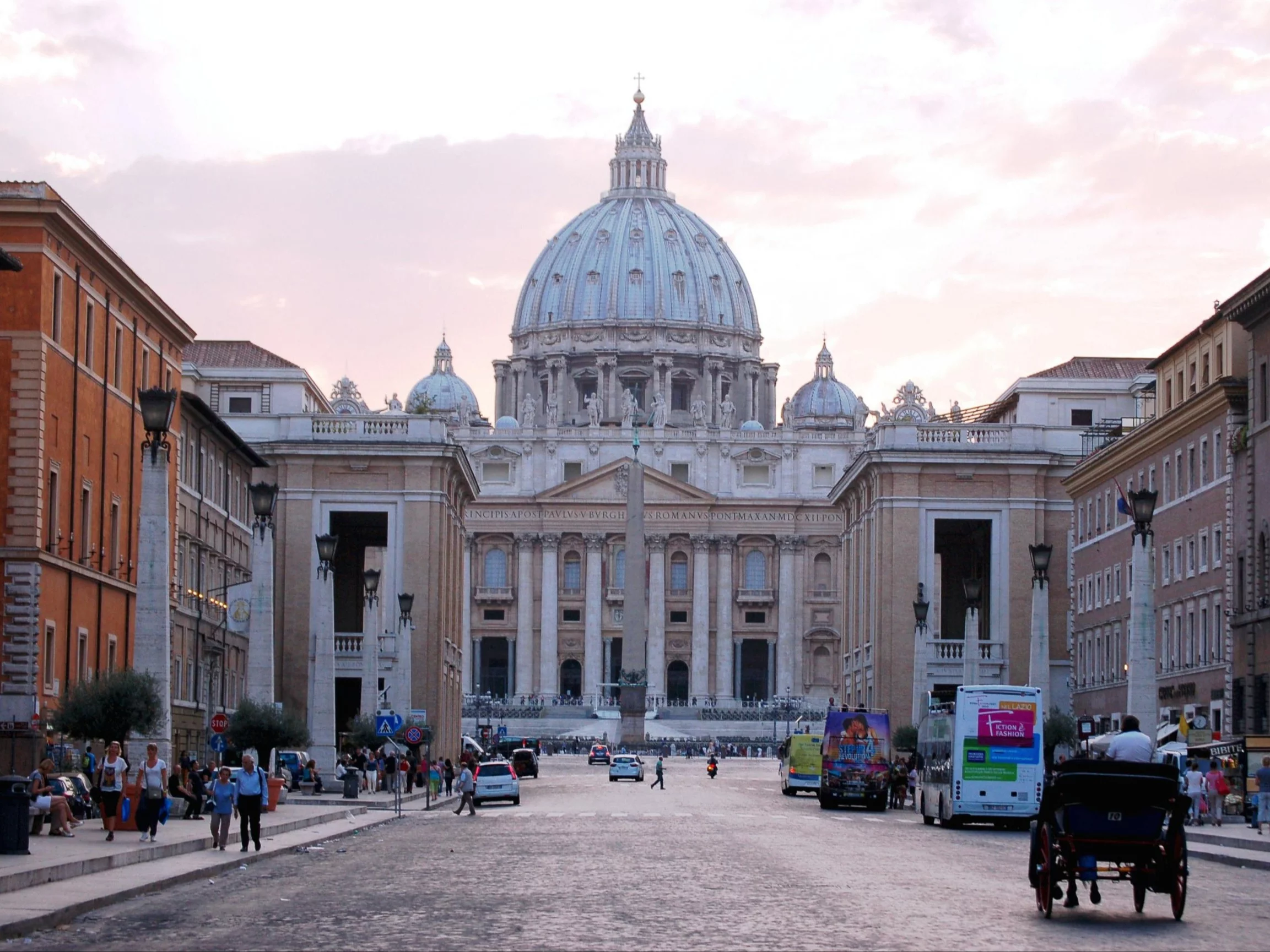 Profanacja w bazylice św. Piotra. Mężczyzna oddał mocz na ołtarz
