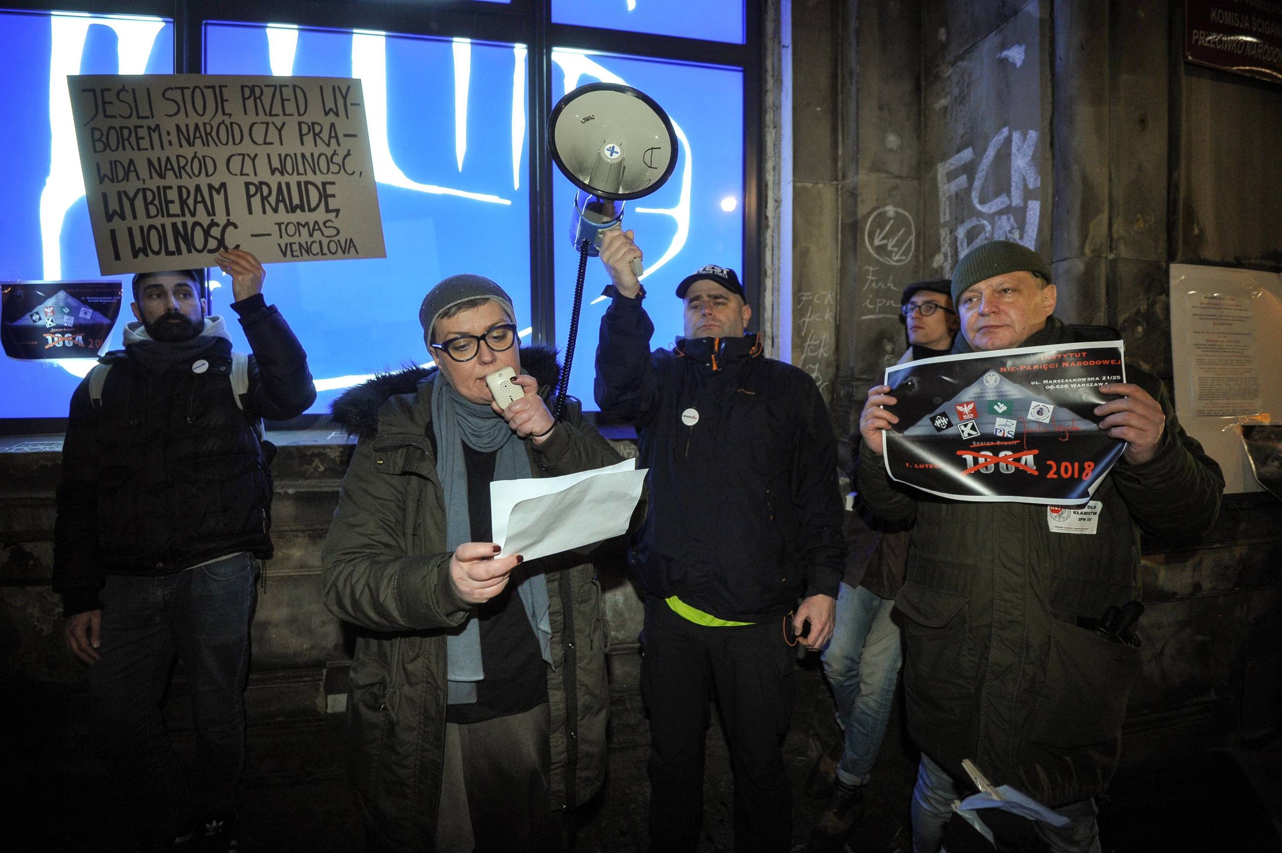 Elżbieta Podleśna podczas pikiety pod hasłem "Instytut Nie-Pamięci Narodowej" przed siedzibą IPN w Warszawie.