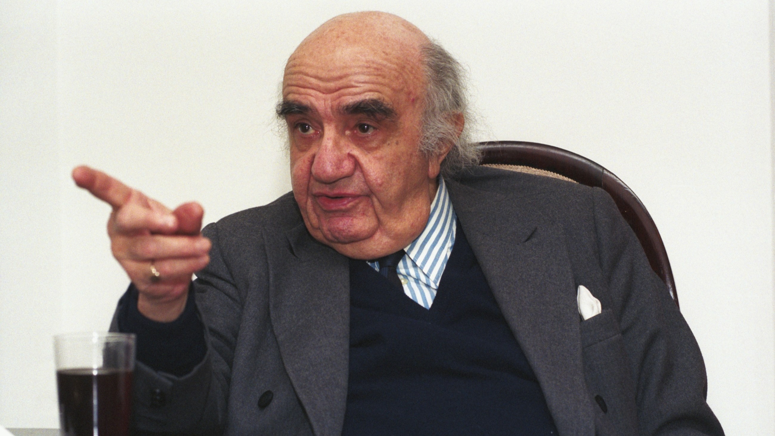 Aleksander Bardini - aktor, reżyser teatralny i filmowy, pedagog, w swoim warszawskim mieszkaniu