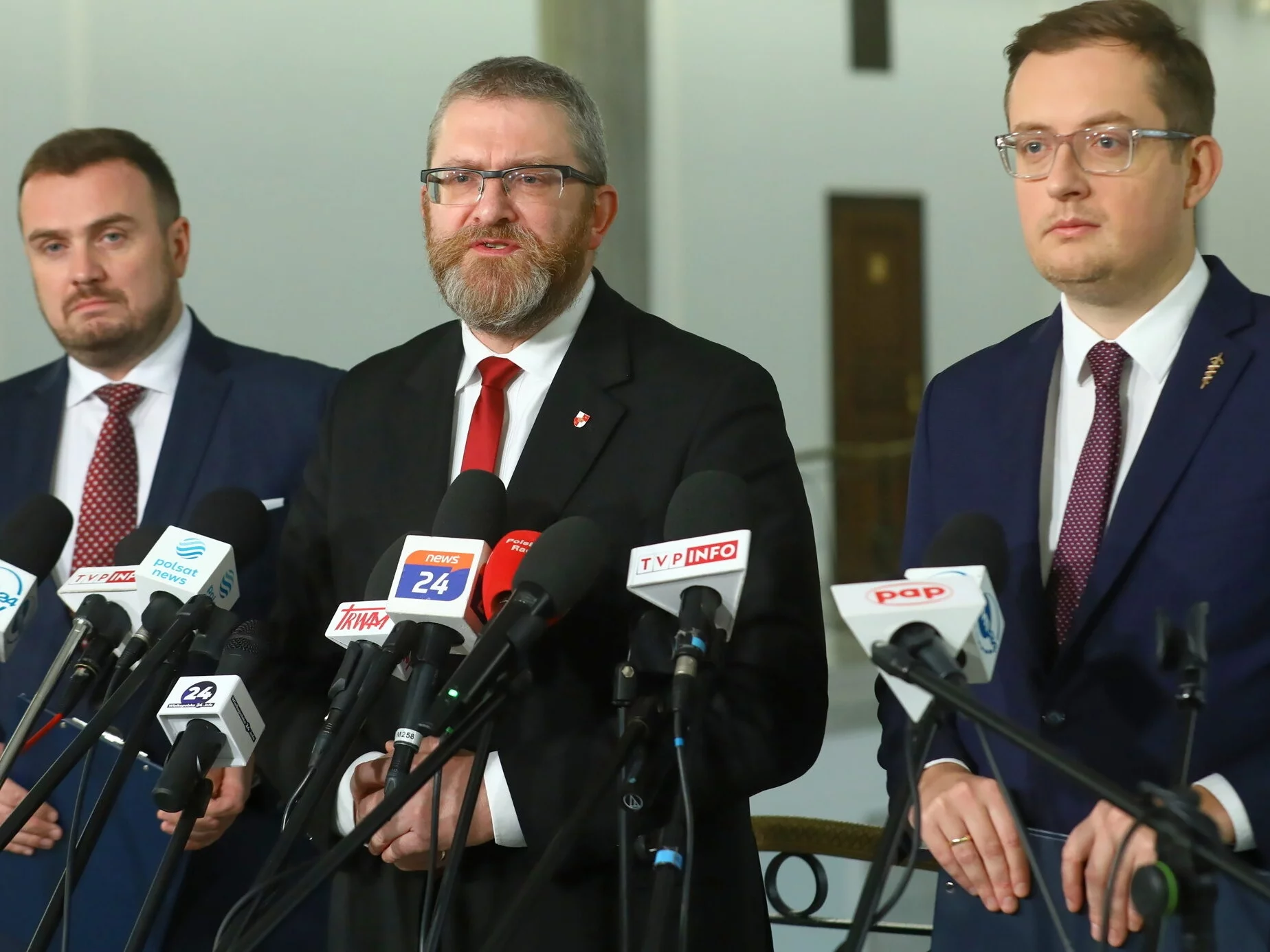 Posłowie Konfederacji Robert Winnicki i Grzegorz Braun oraz działacz tej partii Bartosz Bocheńczak