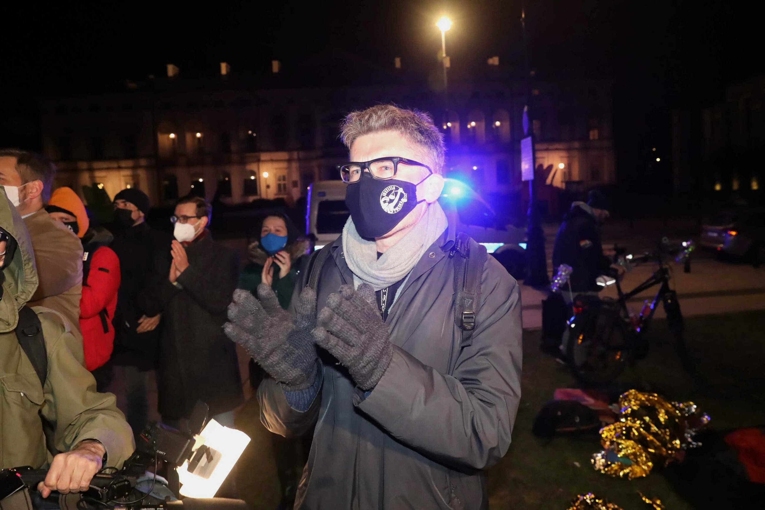 Sędzia Igor Tuleya podczas konferencji prasowej przed siedzibą Sądu Najwyższego w nocy z 22 na 23 bm. w Warszawie