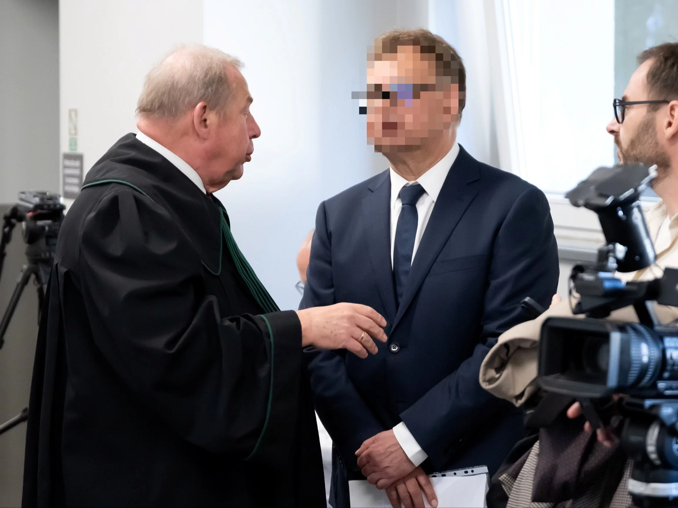 Oskarżony Dariusz S. (C) w Sądzie Okręgowym w Poznaniu, 25 bm. Ruszył proces ginekologa Dariusza S. oskarżonego o spowodowanie ciężkiego uszczerbku na zdrowiu pacjentki, której wykonał operację