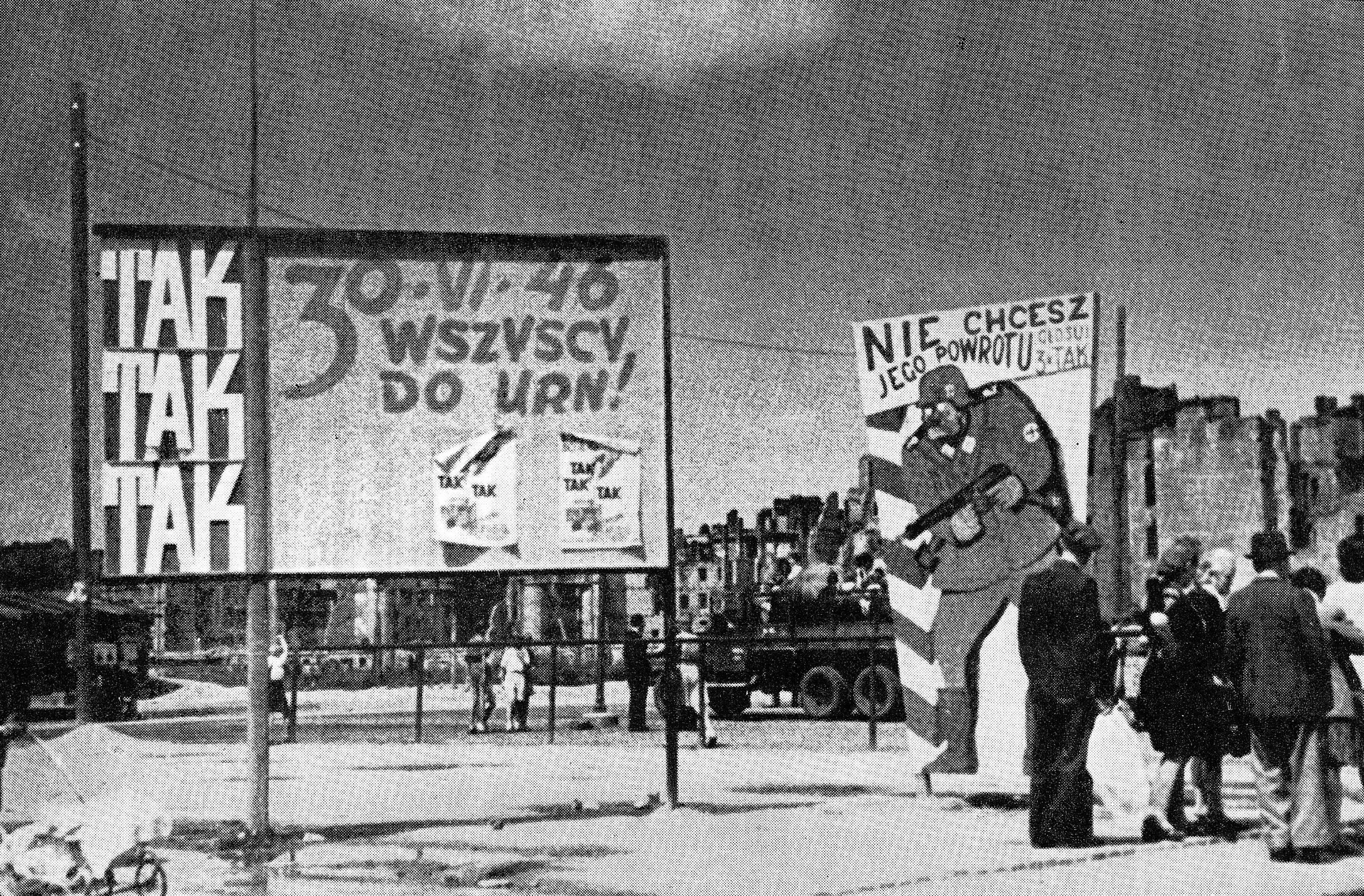 Propagandowe tablice przed referendum "3 x TAK" w 1946 roku