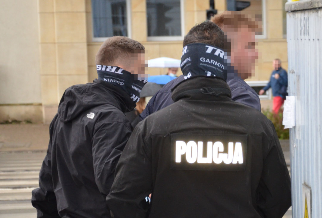 Policjanci zatrzymali 27-letniego mężczyznę, który za pośrednictwem internetu korespondował z 14-letnią dziewczynką