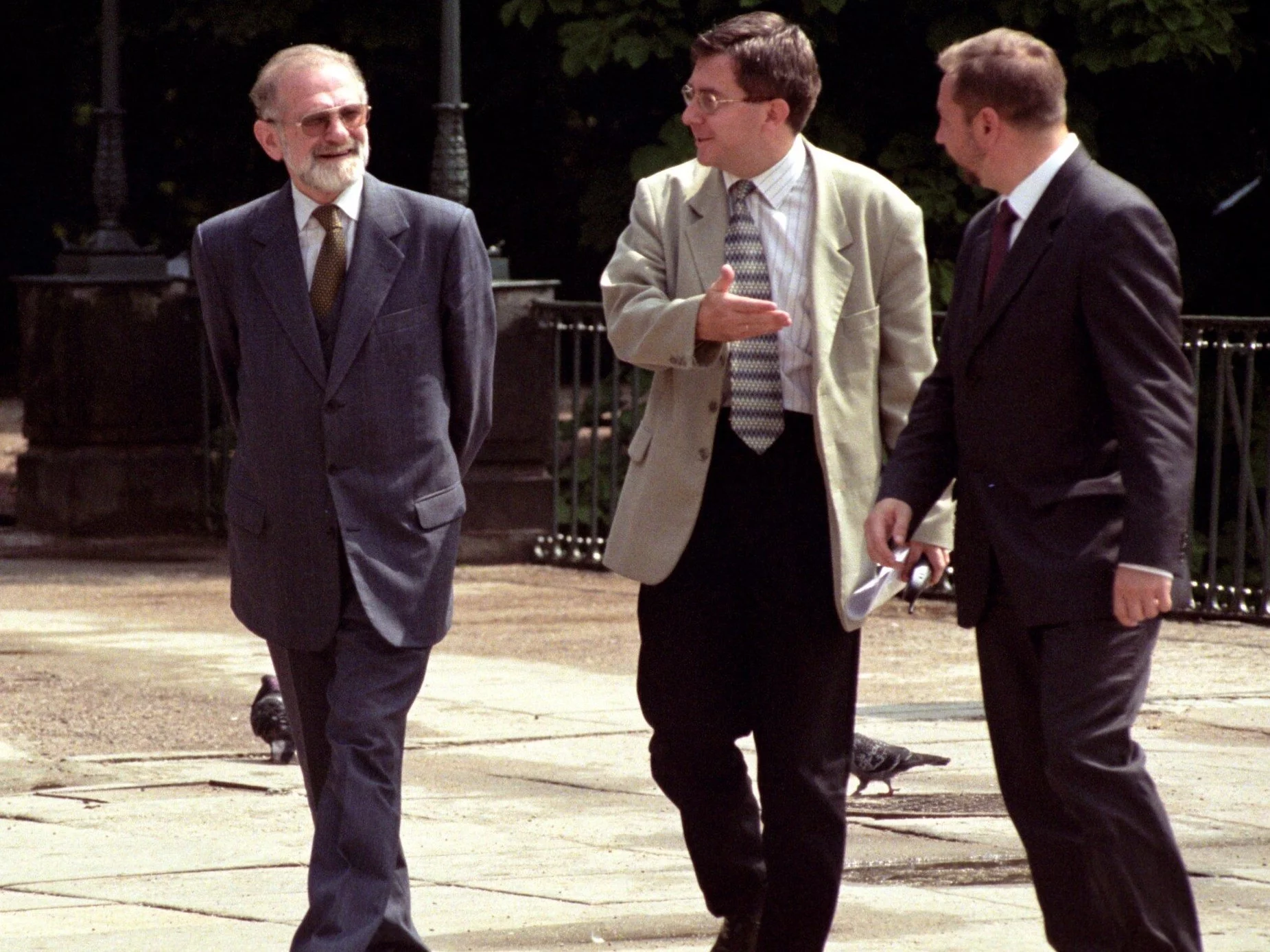 Ówczesny minister spraw zagranicznych Bronisław Geremek (L) i minister ds. europejskich w rządzie Ryszard Czarnecki (2L) w drodze do Pałacu na Wodzie (27.07.2000 r.)