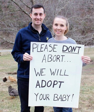 "Proszę, nie dokonuj aborcji. Adoptujemy twoje dziecko!"