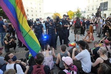 Protest aktywistów LGBT na Krakowskim Przedmieściu w Warszawie