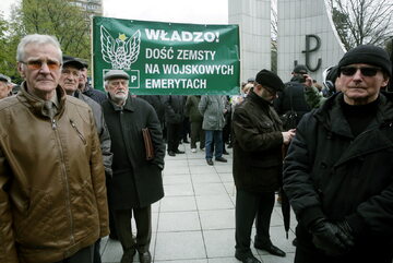 Protest byłych funkcjonariuszy służb PRL przed Sejmem