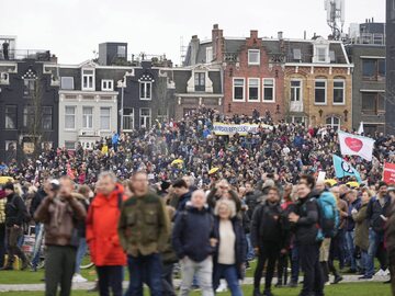 Protest Holendrów przeciwko covidowym restrykcjom. Amsterdam 02.01.2022 r.