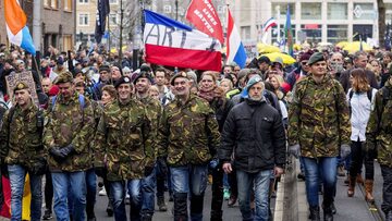 Protest Holendrów przeciwko covidowym restrykcjom i segregacji. 16.01.2022 r.