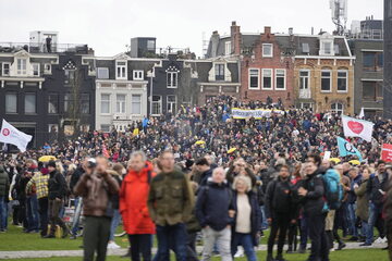 Protest Holendrów przeciwko covidowym restrykcjom i segregacji. Amsterdam 02.01.2022 r.