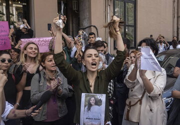Protest irańskich kobiet w związku ze śmiercią Mahsa Amini.