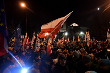 Protest KOD i opozycji pod Sejmem