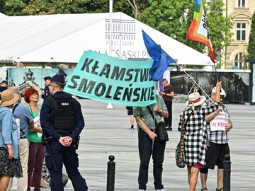 Protest na pl. Piłsudskiego w Warszawie podczas obchodów miesięcznicy katastrofy smoleńskiej