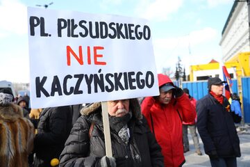 Protest na placu Piłsudskiego przeciwko budowie pomnika smoleńskiego