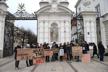 Protest „Nie dla Ordo Iuris na uniwersytetach” pod Uniwersytetem Warszawskim, przeciwko próbie organizowania spotkania z Rebeccą Kiessling