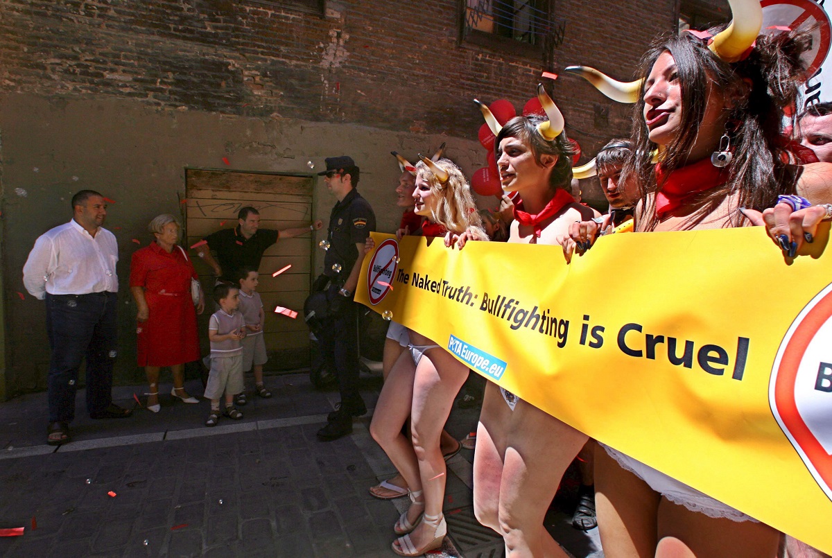 Uczestniy "Biegu nudystów" protestują przeciw walkom byków w Pampelunie