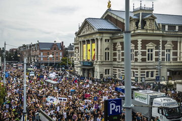 Protest przeciwko obostrzeniom i zakazowi organizacji festiwali w Holandii. Amsterdam 21.08.2021 r.
