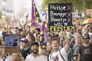 Protest przeciwko obostrzeniom w Amsterdamie
