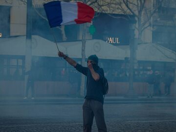 Protest przeciwko restrykcjom i segregacji sanitarnej w ramach francuskiego Konwoju Wolności. Paryż 2022-02-12