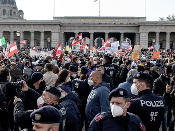 Protest przeciwników obostrzeń covidowych w Austrii
