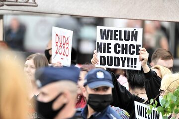 Protest przeciwników prezydenta Andrzeja Dudy w Wieluniu