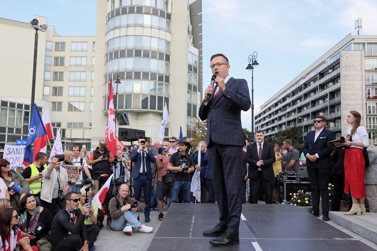 Posłowie Konfederacji Robert Winnicki (C) i Artur Dziambor (C-P) podczas protestu "Stop Segregacji Sanitarnej". Warszawa 15.09.2021.