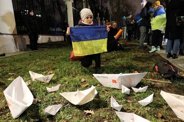 Protest przed ambasadą Rosji w Warszawie. Demonstracja związana jest z incydentem, do którego doszło 25 bm. rano na Morzu Azowskim