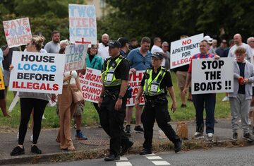 Protest przed hotelem dla nielegalnych migrantów w Aldershot