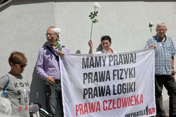 Protest przed Sądem Rejonowym w Suwałkach, 24 bm. Sąd ogłosił wyrok w sprawie o zakłócenie w marcu 2016 roku otwarcia wystawy o gen. Władysławie Andersie.