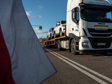 Protest przewoźników czekających w kolejce do polsko-ukraińskiego przejścia granicznego w Dorohusku