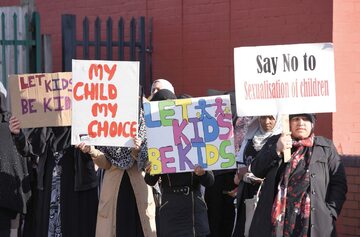 Protest rodziców i dzieci w Birmingham przeciw programowi edukacji o prawach LGBT, marzec 2019 r.