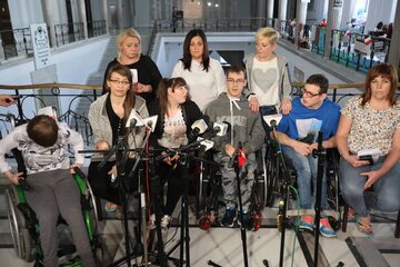 Protest rodziców i opiekunów osób niepełnosprawnych w Sejmie