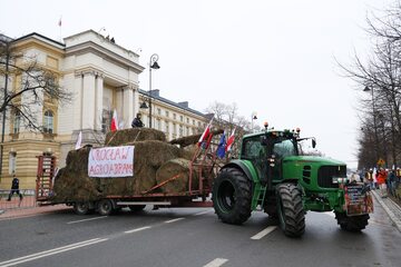 Protest rolników przed KPRM w Warszawie