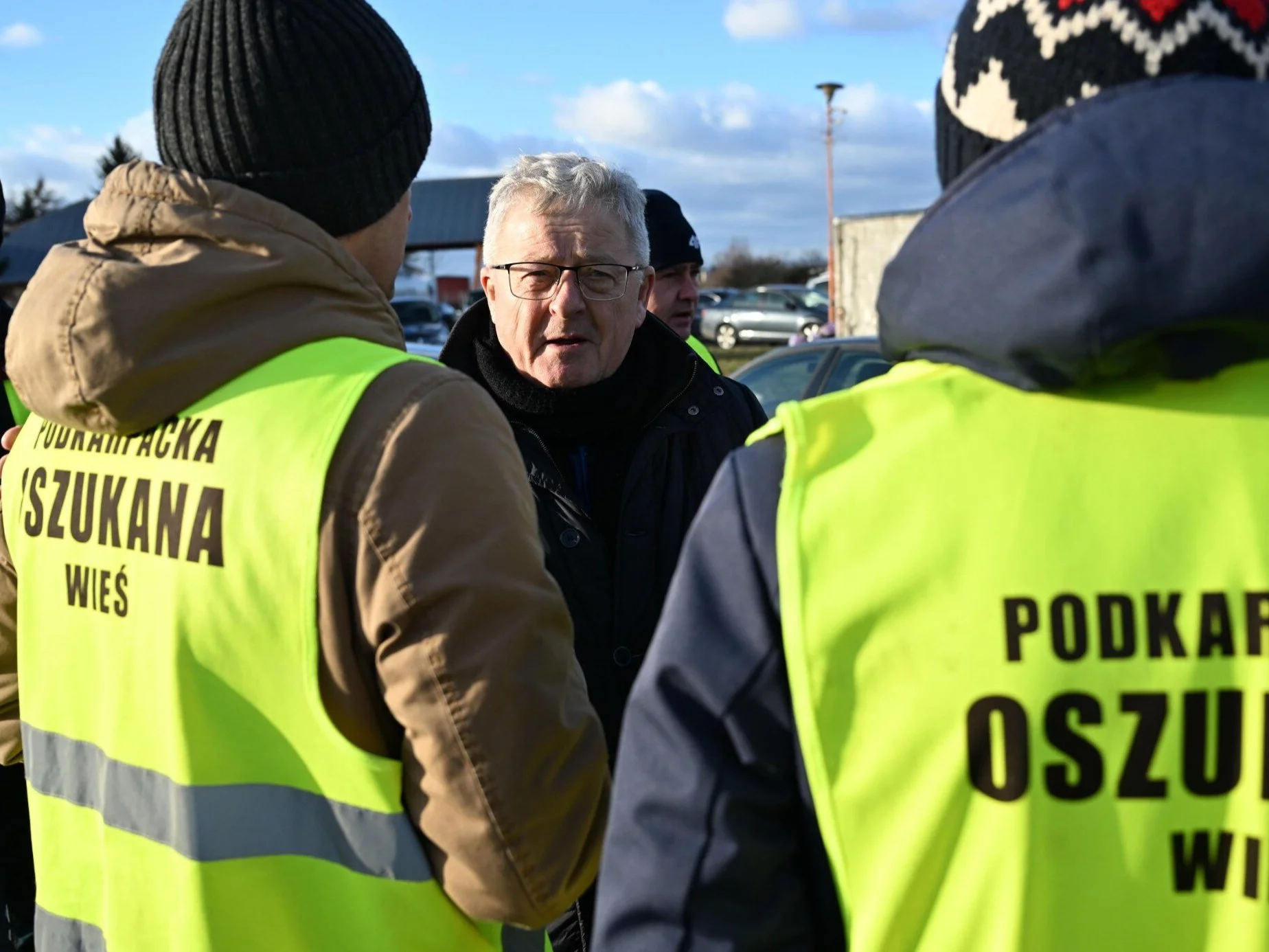 Minister rolnictwa i rozwoju wsi Czesław Siekierski rozmawia z rolnikami w Medyce