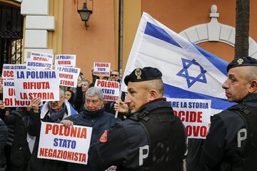 Protest środowisk żydowskich przed ambasadą RP w Rzymie
