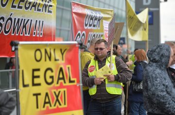 Protest taksówkarzy przed lotniskiem im. Fryderyka Chopina w Warszawie w 2015 roku