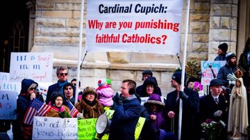 Protest tradycyjnych katolików pod katerą w Chicago