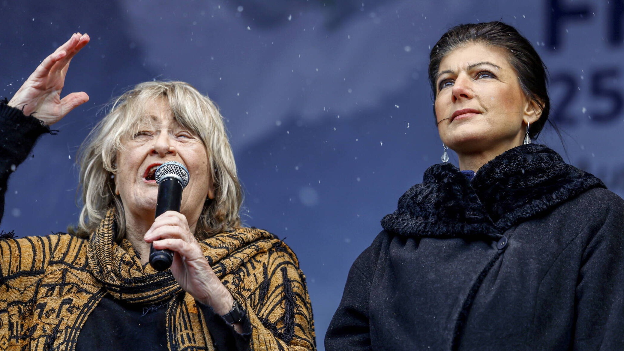 Demonstracja "Powstanie dla pokoju" w Berlinie. Polityk Die Linke Sahra Wagenknecht (P) i feministka Alice Schwarzer (L)