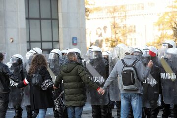 Protest w centrum Warszawy przeciwko obostrzeniom wprowadzanym w związku z pandemią koronawirusa.