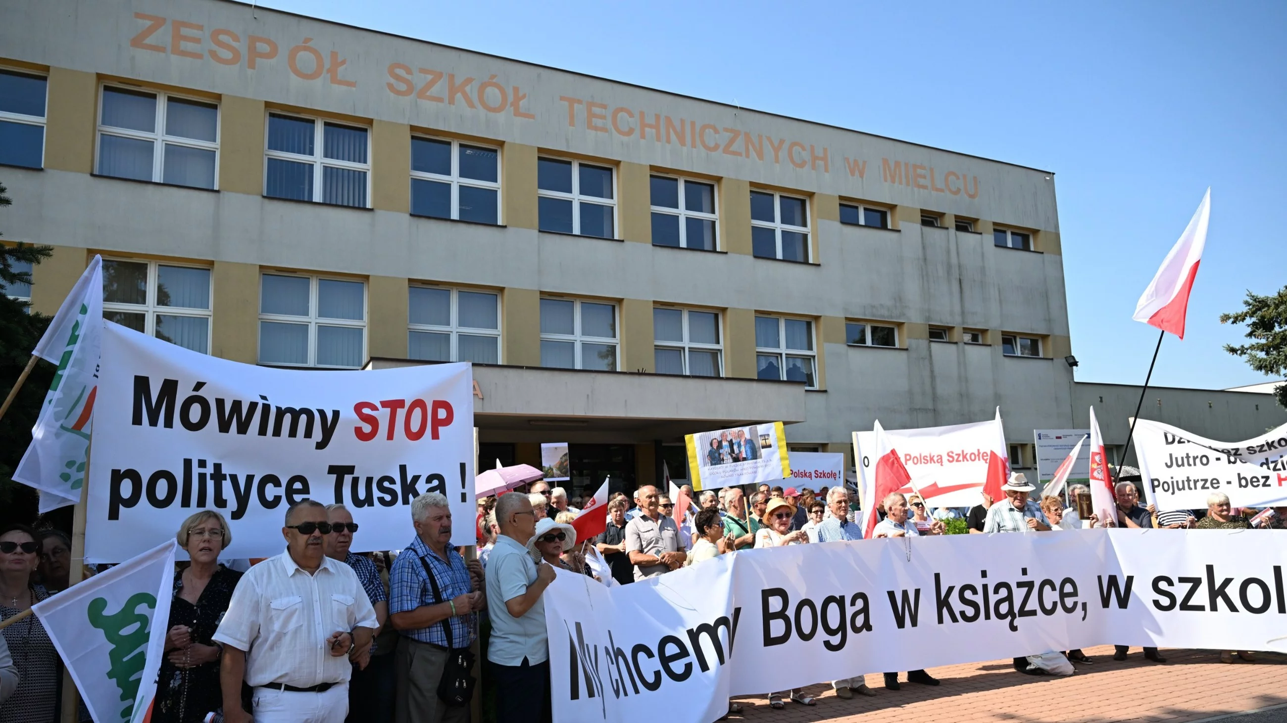 Protest przeciwko zmianom w systemie edukacji, związanym z nauczaniem religii w szkołach, 2 bm. przed Zespołem Szkół Technicznych w Mielcu