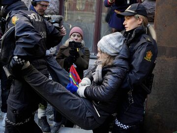 Protest w Norwegii. "Aktywistka klimatyczna" Greta Thunberg utrudnia pracę ministerstwa. Interweniuje policja