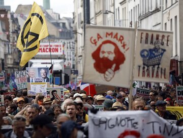 Protest w Paryżu przeciwko decyzji prezydenta Francji Emmanuela Macrona o wyborze Michela Barniera na premiera, wrzesień 2024 r.