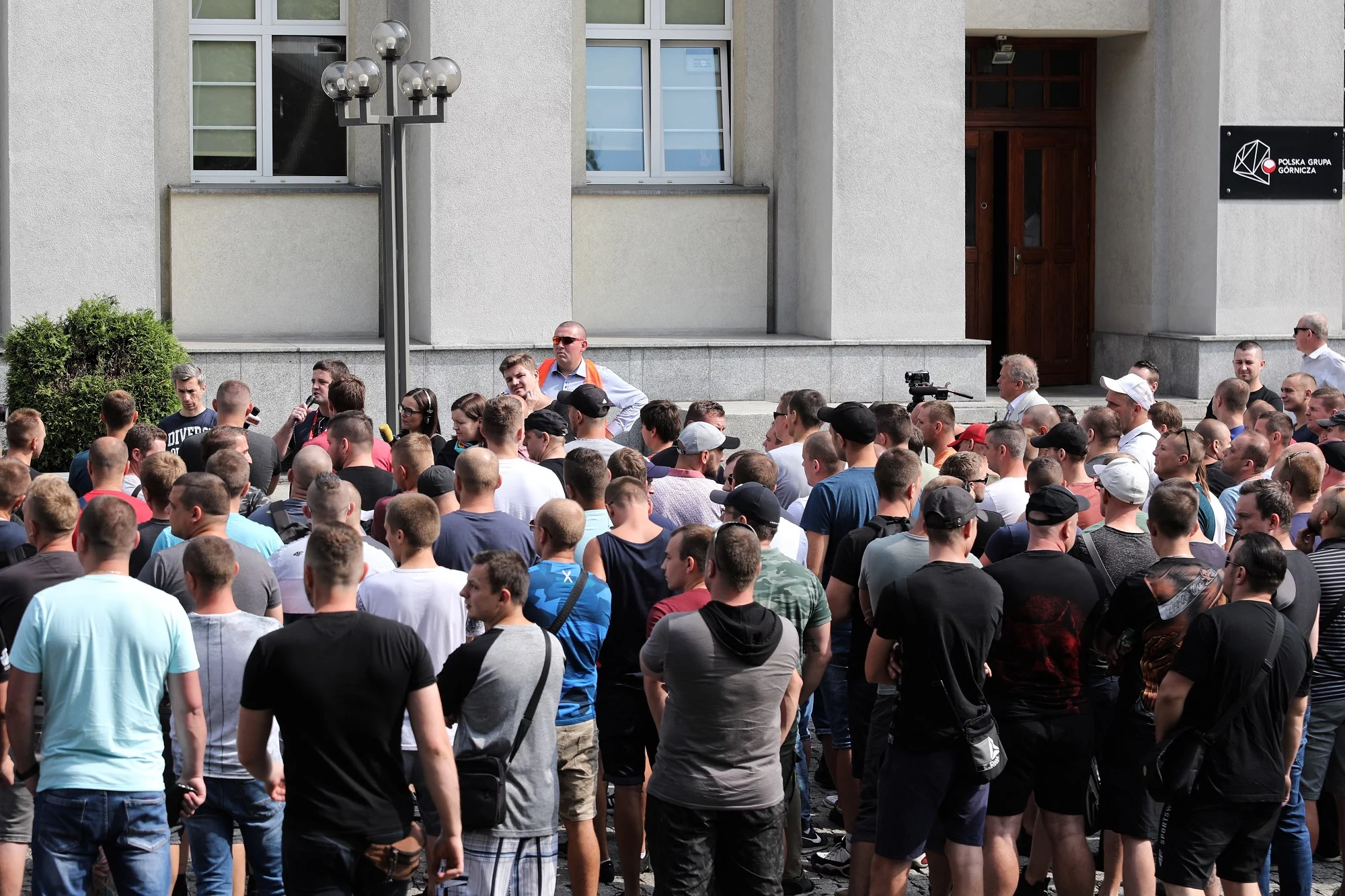 Pikieta górników z kopalni Murcki Staszic, 2 bm. przed siedzibą Polskiej Grupy Górniczej w Katowicach.