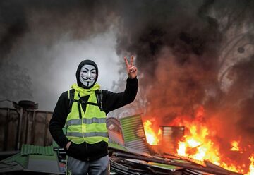 Protest „żółtych kamizelek” we Francji mimo ustępstw rządu w sprawie cen paliwa może się szybko nie skończyć.